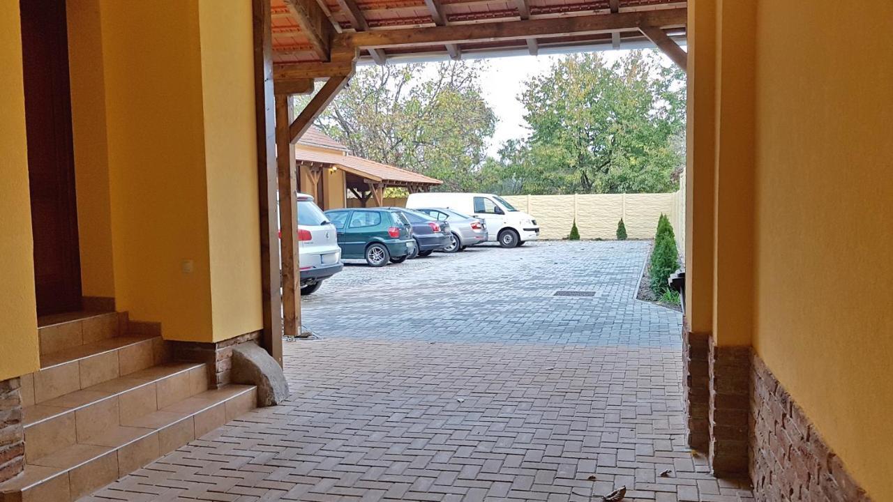 Toscana Apartman Gyula Extérieur photo