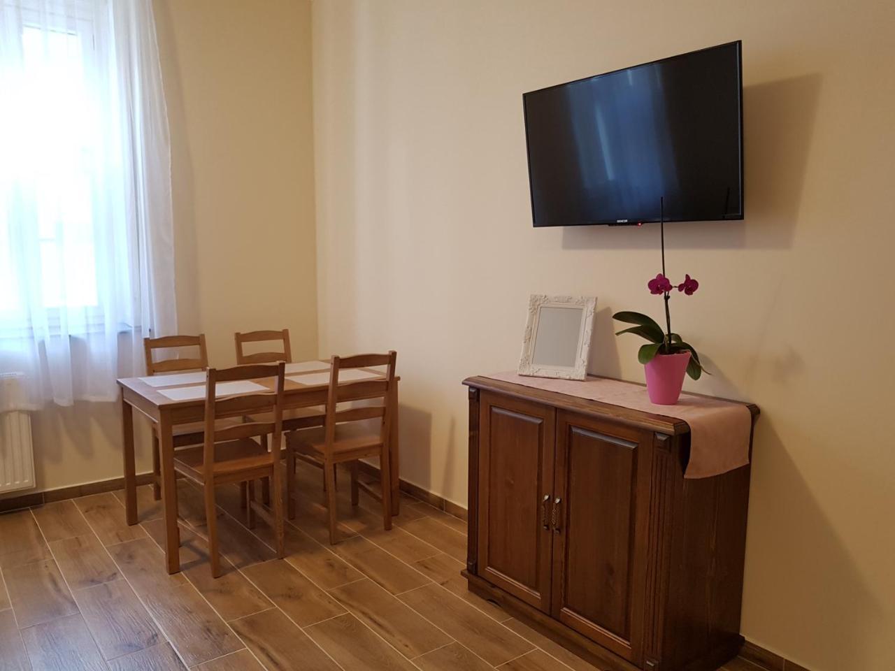Toscana Apartman Gyula Extérieur photo