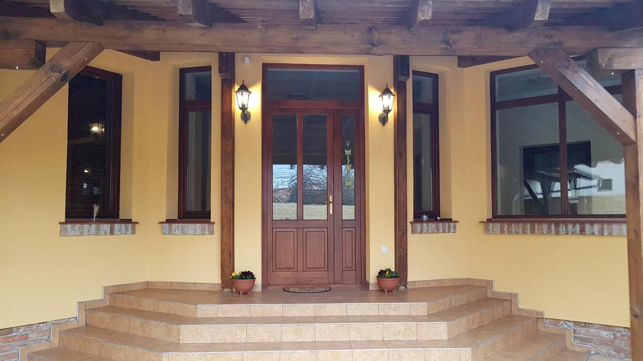 Toscana Apartman Gyula Extérieur photo