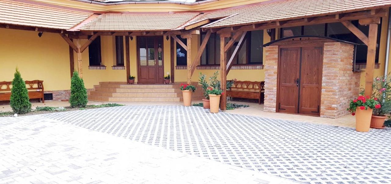 Toscana Apartman Gyula Extérieur photo