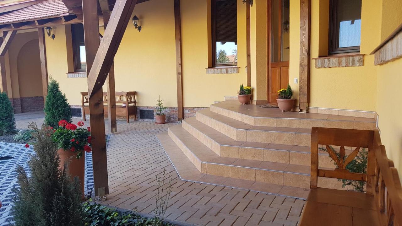 Toscana Apartman Gyula Extérieur photo