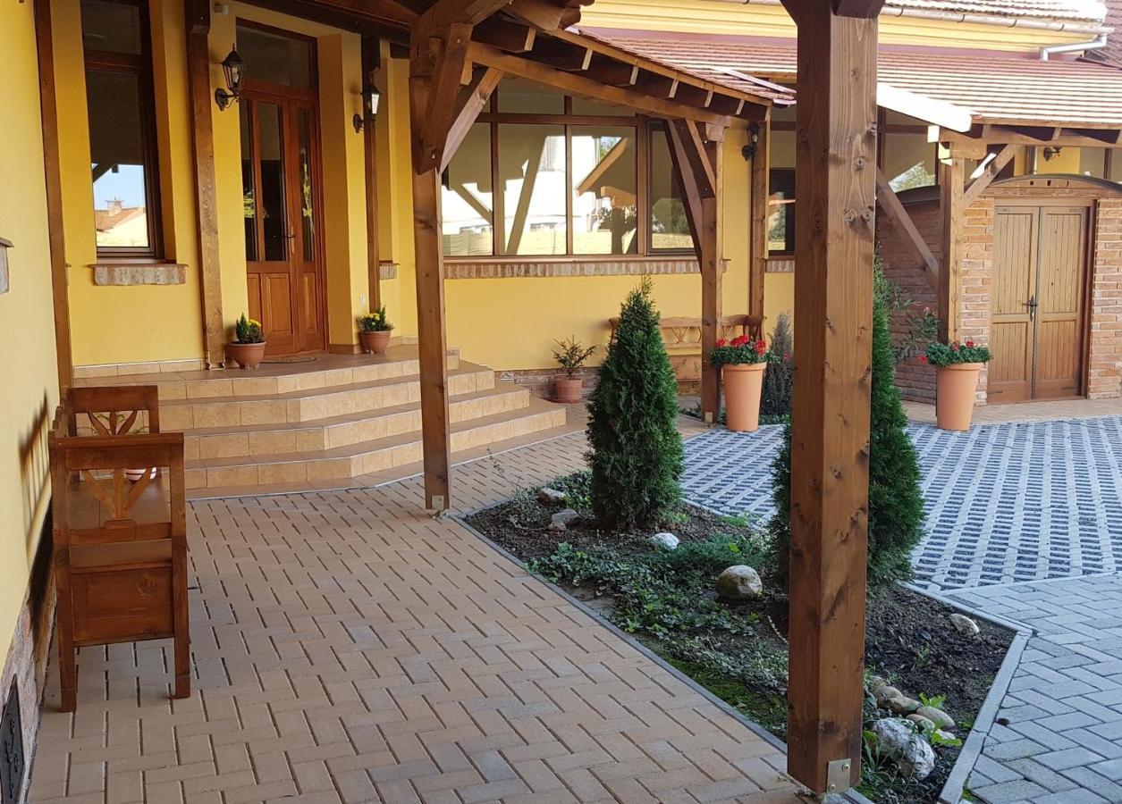 Toscana Apartman Gyula Extérieur photo